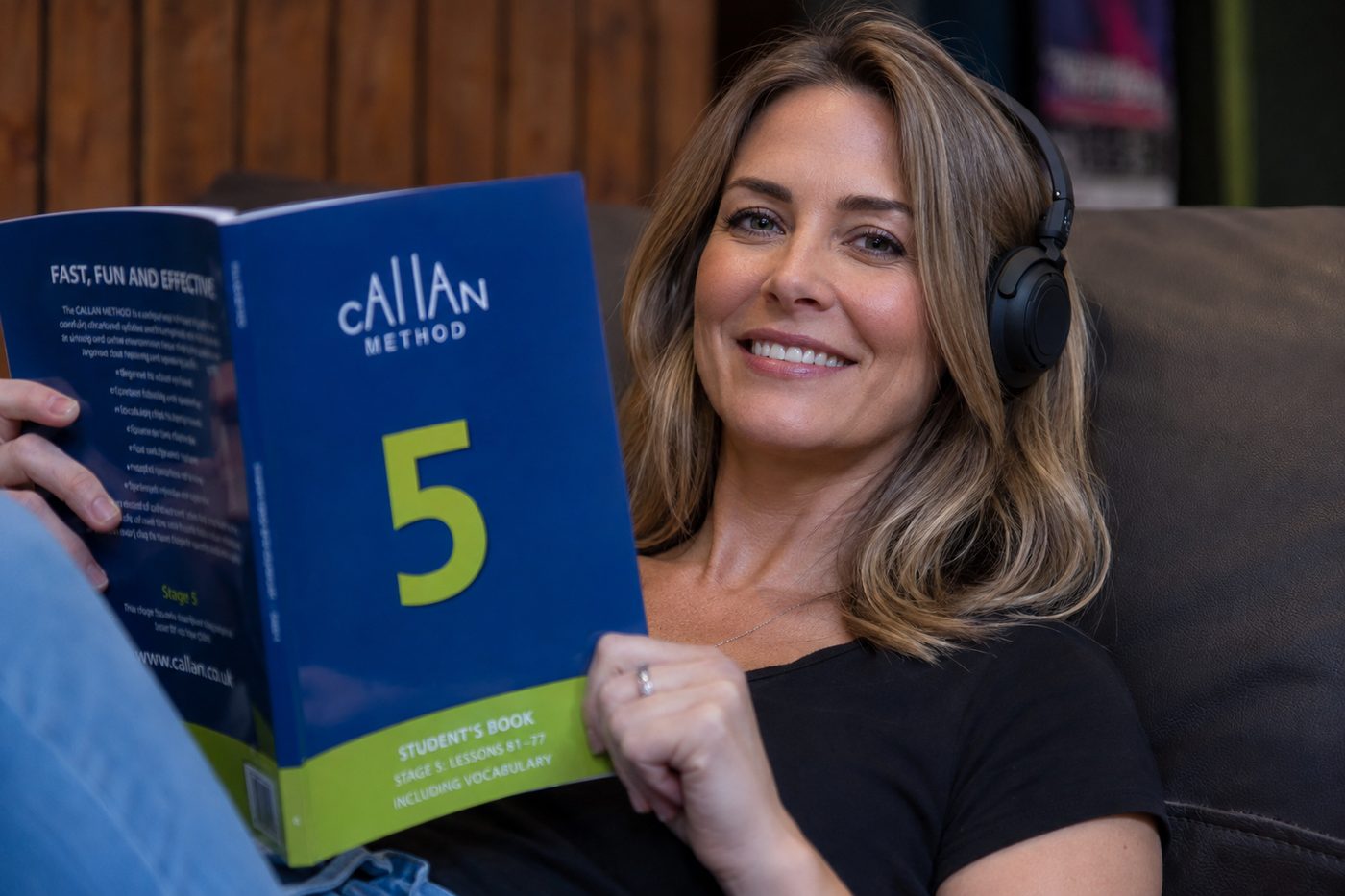 Aluna da Planet School com o livro oficial do Método Callan, Estágio 5